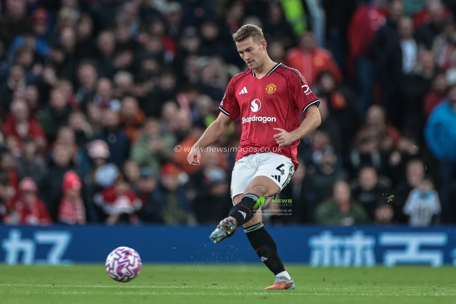 Matthijs de Ligt of Manchester United passes the ball during the Premier League match Manchester United vs Brighton and Hove Albion at Old Trafford, Manchester, United Kingdom, 25th October 2025

(Photo by Mark Cosgrove/News Images)