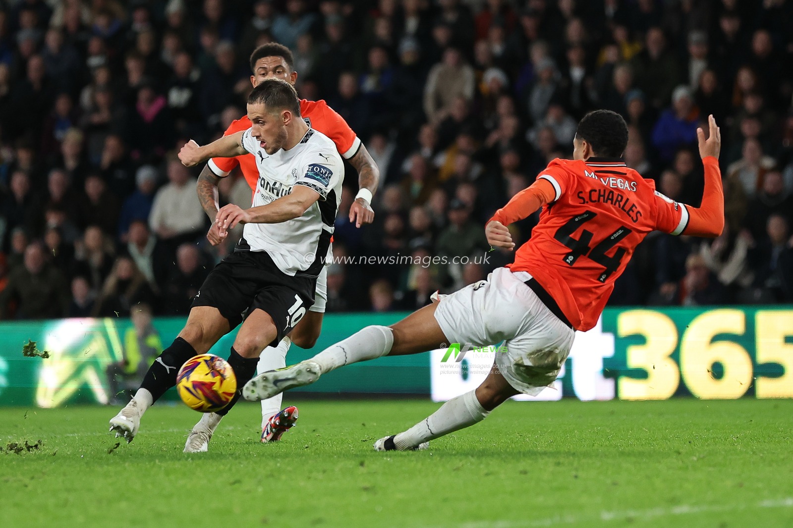 Jerry Yates of Derby County shoots on goal during the Sky Bet Championship match Derby County vs Sheffield Wednesday at Pride Park Stadium, Derby, United Kingdom, 1st December 2024

(Photo by Alex Roebuck/News Images)