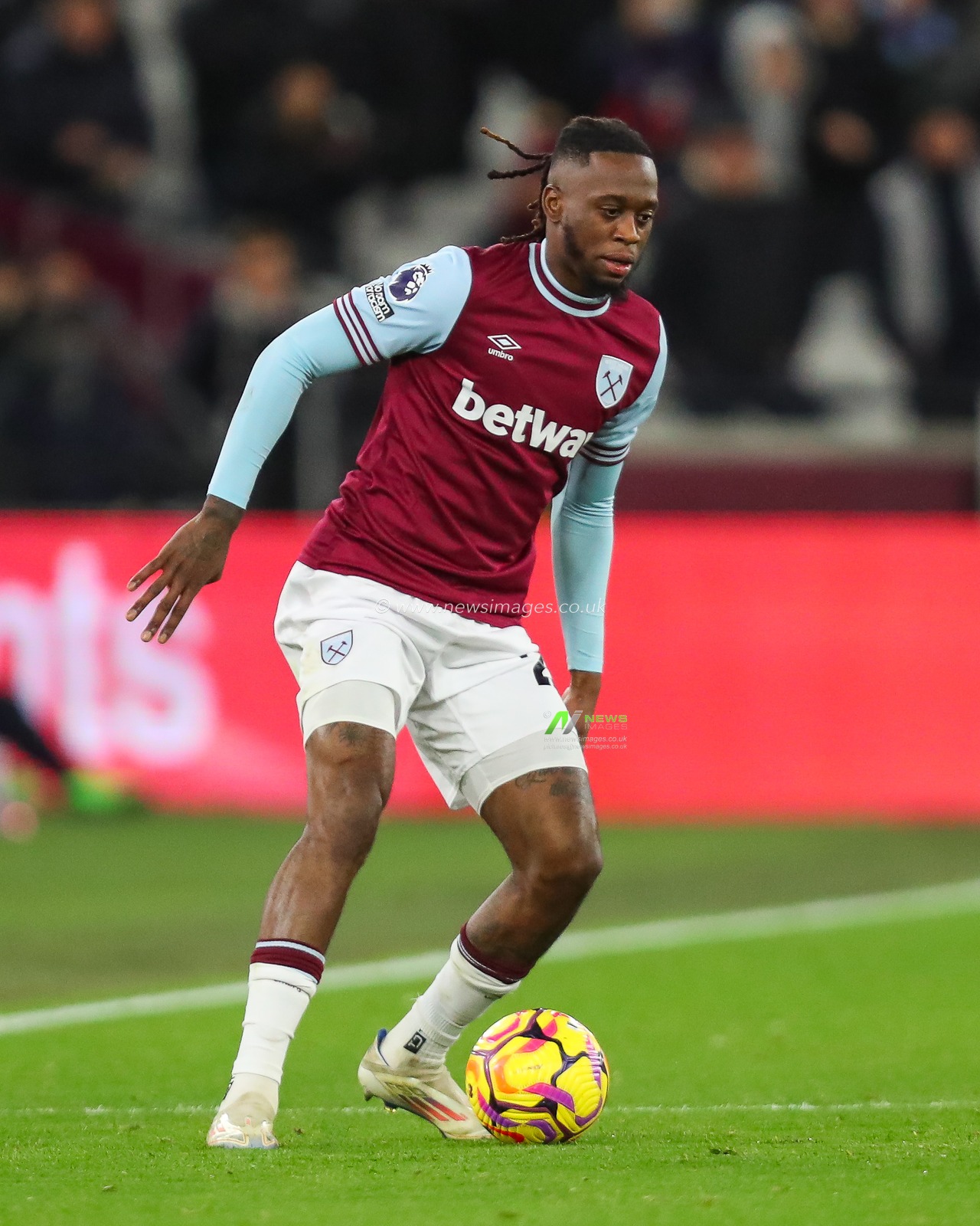 Aaron Wan-Bissaka of West Ham United makes a break with the ball  during the Premier League match West Ham United vs Wolverhampton Wanderers at London Stadium, London, United Kingdom, 9th December 2024

(Photo by Izzy Poles/News Images)