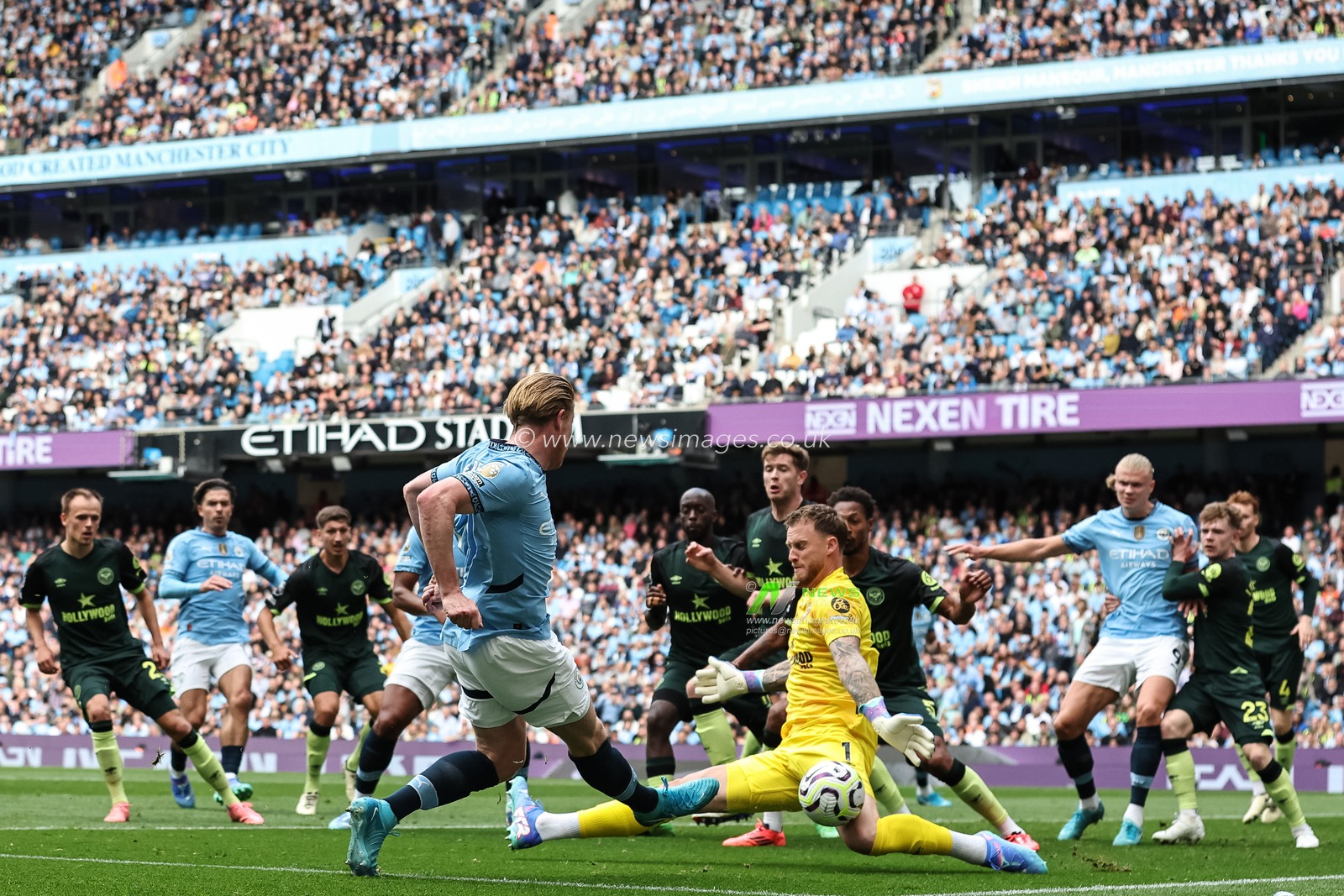 Kevin De Bruyne of Manchester City crosses the ball as Mark Flekken of Brentford  blocks the cross during the Premier League match Manchester City vs Brentford at Etihad Stadium, Manchester, United Kingdom, 14th September 2024

(Photo by Mark Cosgrove/News Images)