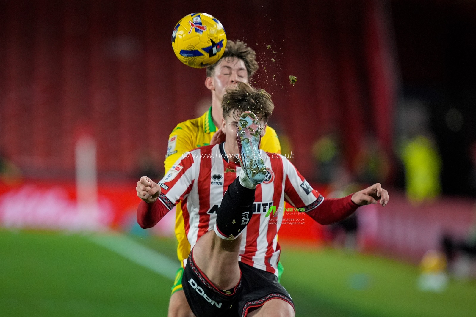 Oscar Schwartau of Norwich City battles for the ball with Tyler Bindon of Sheffield United during the Sky Bet Championship match Sheffield United vs Norwich City at Bramall Lane, Sheffield, United Kingdom, 9th December 2025

(Photo by Maynard Manyowa/News Images)

*** GER AUT SUI OUT ***