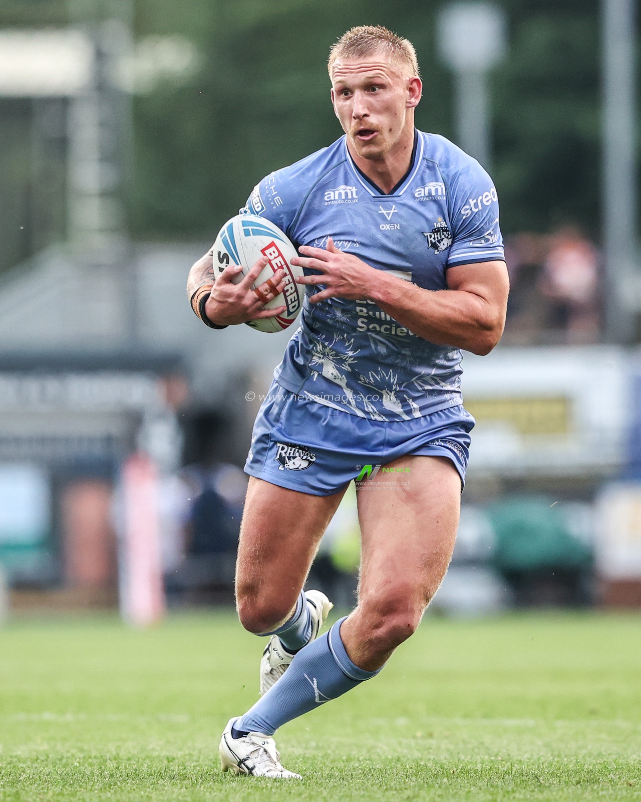 Mikołaj Olędzki of Leeds Rhinos breaks with the ball during the Betfred Super League round 16 match Leeds Rhinos vs Hull KR at AMT Headingley Stadium, Leeds, United Kingdom on 26 June 2026

(Photo by Alfie Cosgrove/News Images)