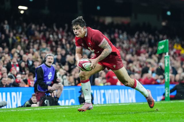Louis Rees-Zammit of Wales scores a try for his teamt during the Quilter Nations Series 2025 match Wales vs New Zealand at Principality Stadium, Cardiff, United Kingdom, 22nd November 2025

(Photo by Andrew Lewis/News Images)

*** GER AUT SUI OUT ***
