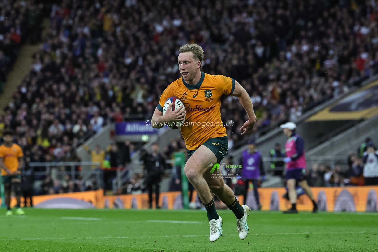 Harry Potter of Australia runs in a 70 yard solo try during the Quilter Nations Series 2025 match England vs Australia at Allianz Stadium, Twickenham, United Kingdom, 1st November 2025

(Photo by Mark Cosgrove/News Images)

*** GER AUT SUI OUT ***