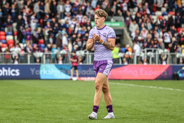 Arron Lindop of Warrington Wolves applauds the fans after the game during the Betfred Super League Round 11 match Wakefield Trinity vs Warrington Wolves at DIY Kitchens Stadium, Wakefield, United Kingdom, 18th May 2025

(Photo by Alfie Cosgrove/News Images)