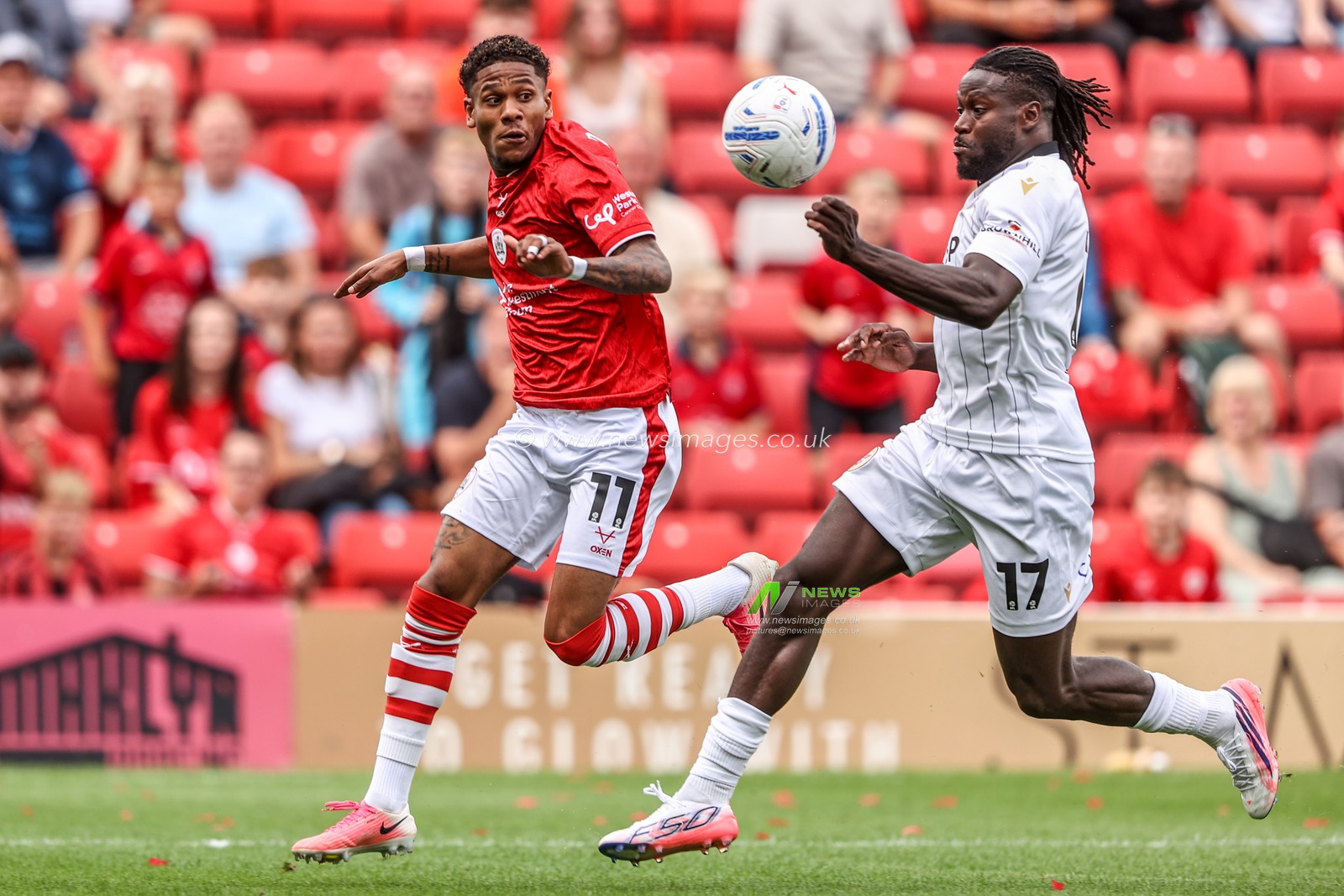 Tyrese Noslin of Barnsley breaks with the ball under pressure from Jacob Mendy of Bromley during the Sky Bet League One match Barnsley vs Bromley at Oakwell, Barnsley, United Kingdom on 15 August 2026

(Photo by Alfie Cosgrove/News Images)