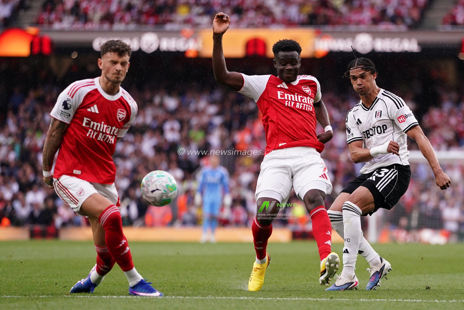 Antonee Robinson of Fulham has attempt on goal during the Premier League match Arsenal vs Fulham at Emirates, London, United Kingdom on 02 May 2026

(Photo by Harvey Murphy/News Images)