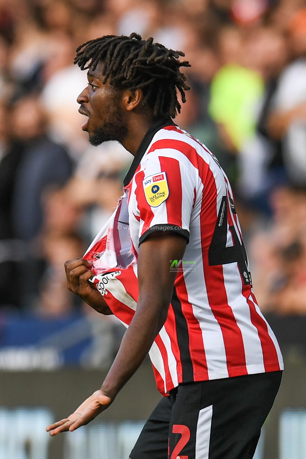 Aji Alese #42 os Sunderland complains to the referee after having his shirt ripped during the Sky Bet Championship match Swansea City vs Sunderland at Swansea.com Stadium, Swansea, United Kingdom, 8th October 2022

(Photo by Mike Jones/News Images)
