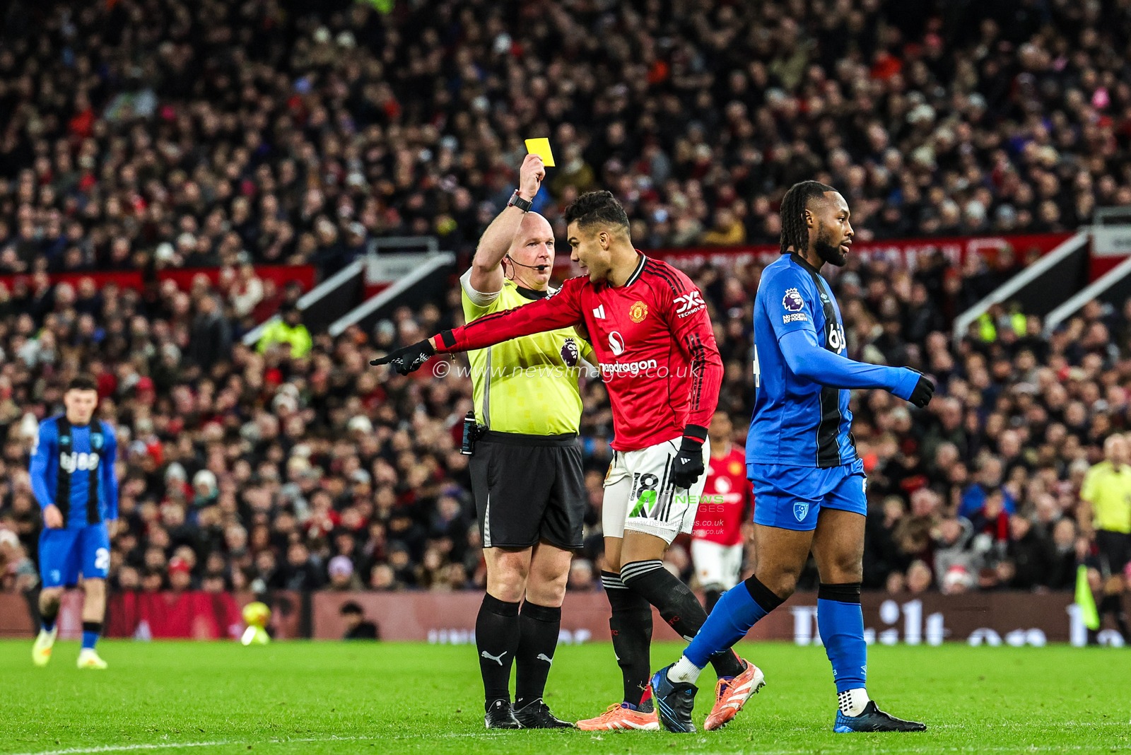 Referee Simon Hooper gives a yellow card to Casemiro of Manchester Untied during the Premier League match Manchester United vs Bournemouth at Old Trafford, Manchester, United Kingdom, 15th December 2025

(Photo by Mark Cosgrove/News Images)

*** GER AUT SUI OUT ***