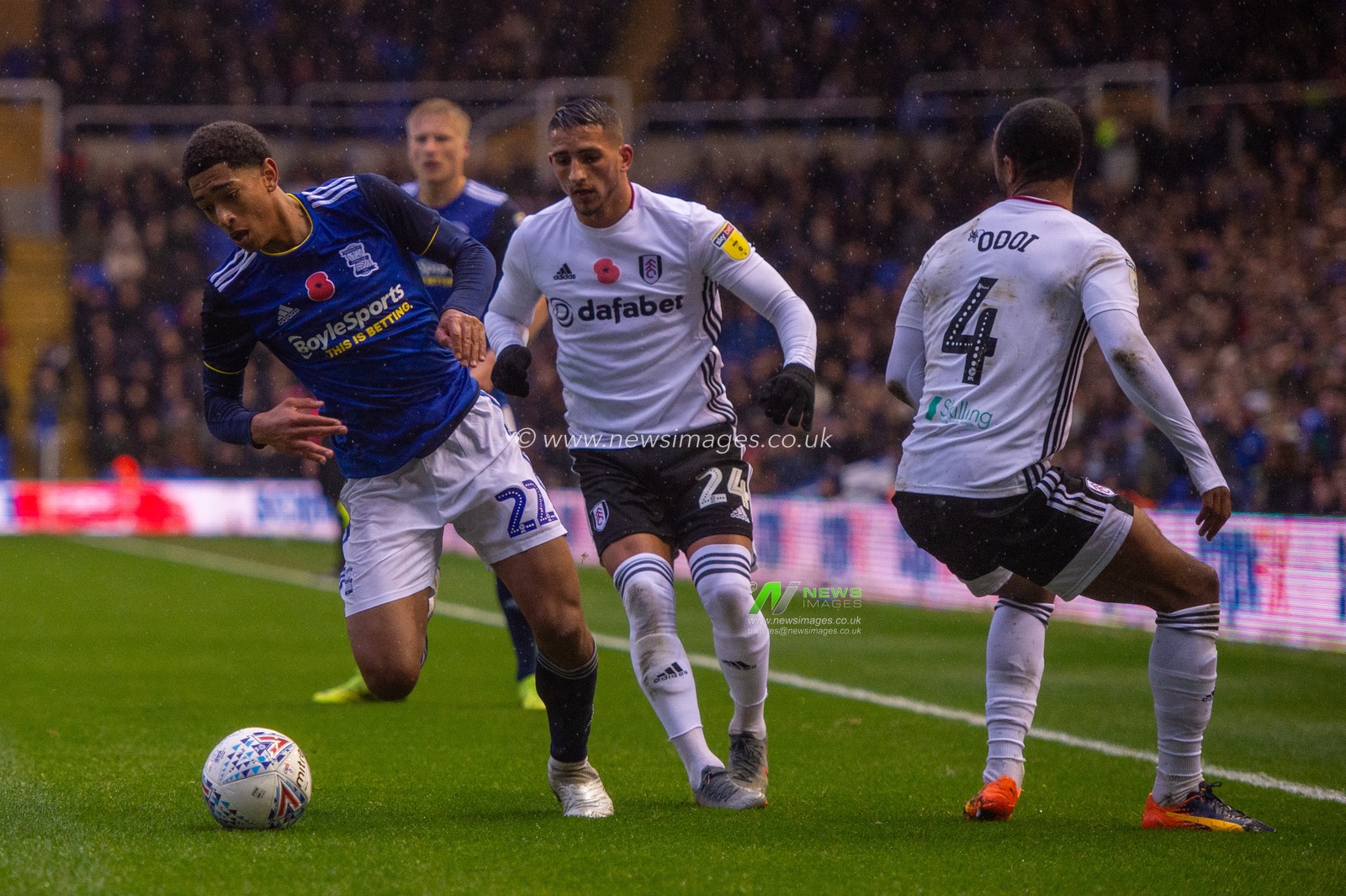 9th November 2019, St Andrews, Birmingham, England; Sky Bet Championship, Birmingham City v Fulham : Jude Bellingham (22) of Birmingham City looks to take on the Fulham defense

Credit: Gareth Dalley/News Images