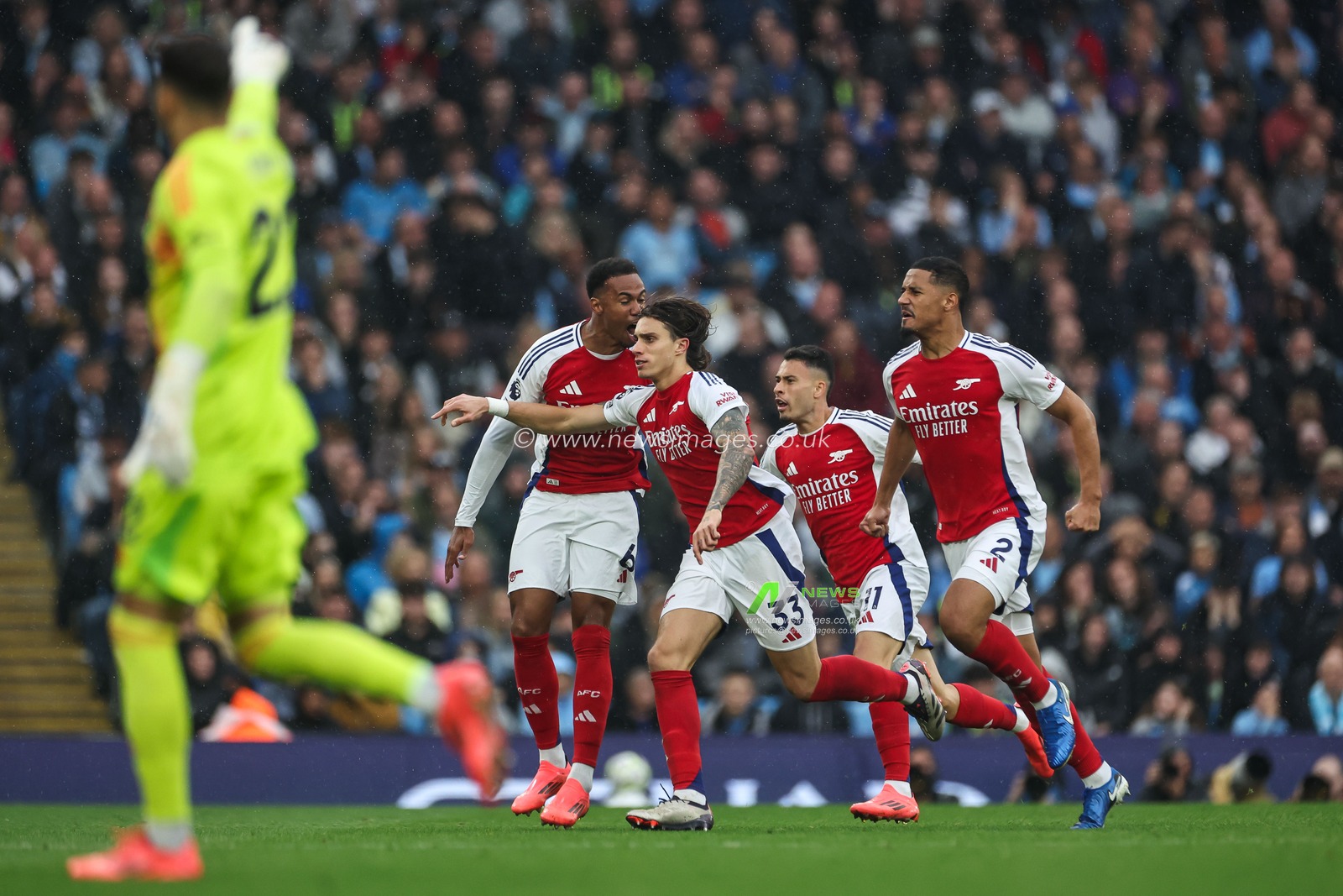 Riccardo Calafiori of Arsenal celebrates his goal to make it 1-1 during the Premier League match Manchester City vs Arsenal at Etihad Stadium, Manchester, United Kingdom, 22nd September 2024

(Photo by Mark Cosgrove/News Images)