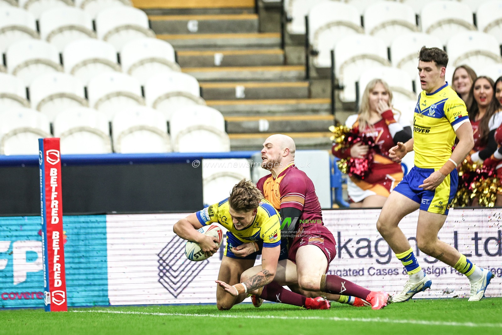 Arron Lindop of Warrington Wolves goes over for a try during the Betfred Super League Round 1 match Huddersfield Giants vs Warrington Wolves at John Smith's Stadium, Huddersfield, United Kingdom, 16th February 2025

(Photo by Mark Cosgrove/News Images)