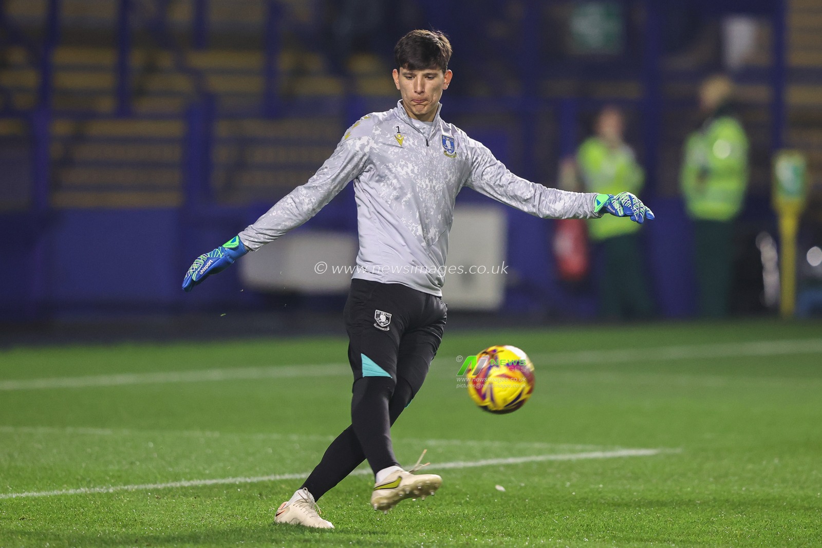 James Beadle of Sheffield Wednesday in the pregame warmup session during the Sky Bet Championship match Sheffield Wednesday vs Norwich City at Hillsborough, Sheffield, United Kingdom, 5th November 2024

(Photo by Alfie Cosgrove/News Images)