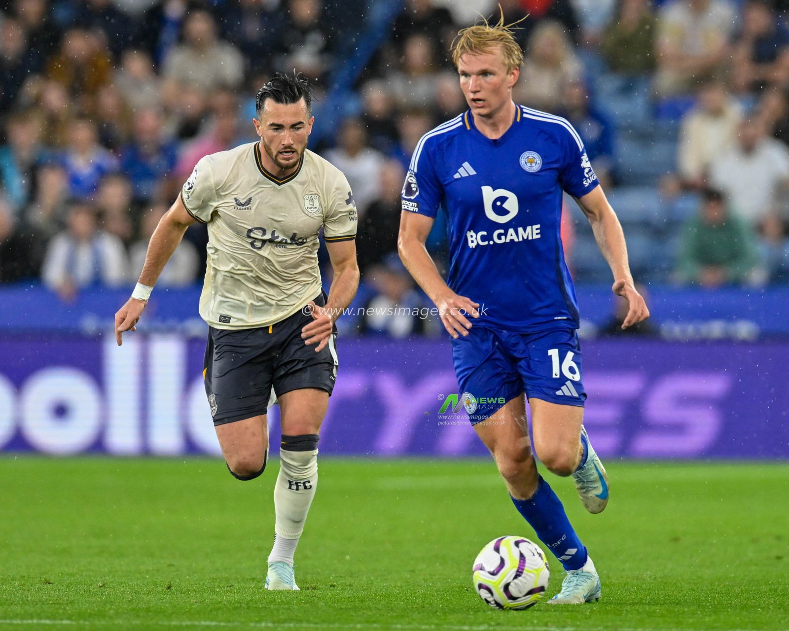 Victor Kristiansen (Leicester City) attacking with the ball with Jack HARRISON (Everton FC) giving chase during the Premier League match Leicester City vs Everton at King Power Stadium, Leicester, United Kingdom, 21st September 2024

(Photo by Mark Dunn/News Images)