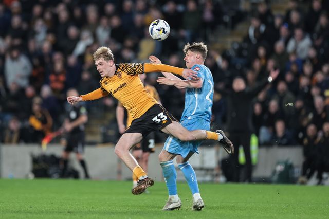 Toby Collyer of Hull City and ‘Victor Torp of Coventry City battle for the ball during the Sky Bet Championship match Hull City vs Coventry City at MKM Stadium, Hull, United Kingdom on 06 April 2026

(Photo by Mark Cosgrove/News Images)