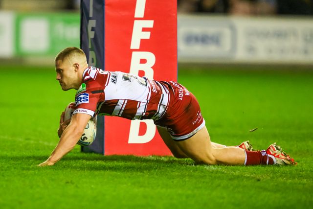Ryan Hampshire of Wigan Warriors scores a try during the Betfred Super League Round 8 match Wigan Warriors vs Castleford Tigers at DW Stadium, Wigan, United Kingdom, 19th April 2024

(Photo by Craig Thomas/News Images)