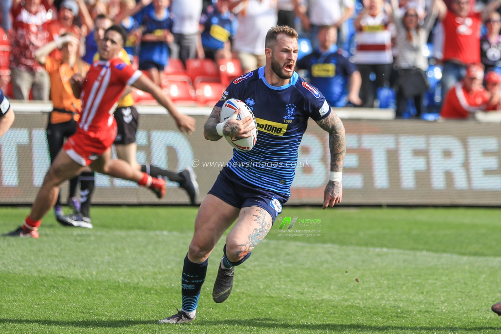22nd April 2019 ,  AJ Bell Stadium, Salford, England;  Betfred Super League, Round 12, Salford Red Devils vs Wigan Warriors ; Zak Hardaker (20) of Wigan Warriors goes over for the match winning try 

Credit: Mark Cosgrove/News Images