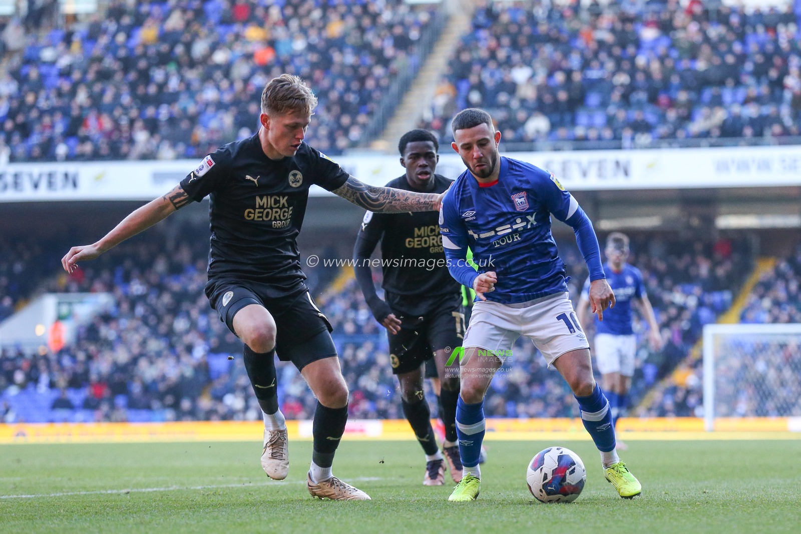 Conor Chaplin #10 of Ipswich Town on the ball under pressure from Frankie Kent #6 of Peterborough United during the Sky Bet League 1 match Ipswich Town vs Peterborough at Portman Road, Ipswich, United Kingdom, 10th December 2022

(Photo by Arron Gent/News Images)