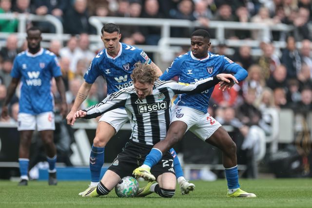 Nick Woltemade of Newcastle United and Noah Sadiki of Sunderland battle for the ball during the Premier League match Newcastle Untied vs Sunderland at St. James's Park, Newcastle, United Kingdom on 22 March 2026

(Photo by Mark Cosgrove/News Images)