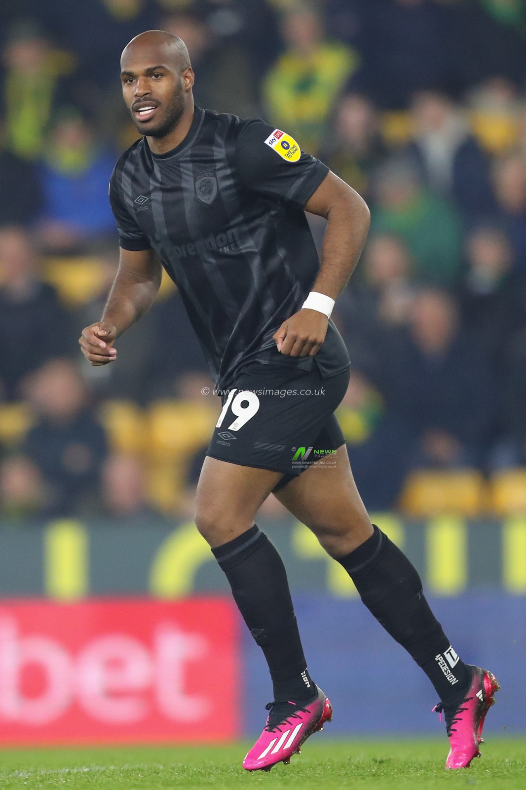 Ã“scar EstupiÃ±Ã¡n #19 of Hull City during the Sky Bet Championship match Norwich City vs Hull City at Carrow Road, Norwich, United Kingdom, 14th February 2023

(Photo by Gareth Evans/News Images)