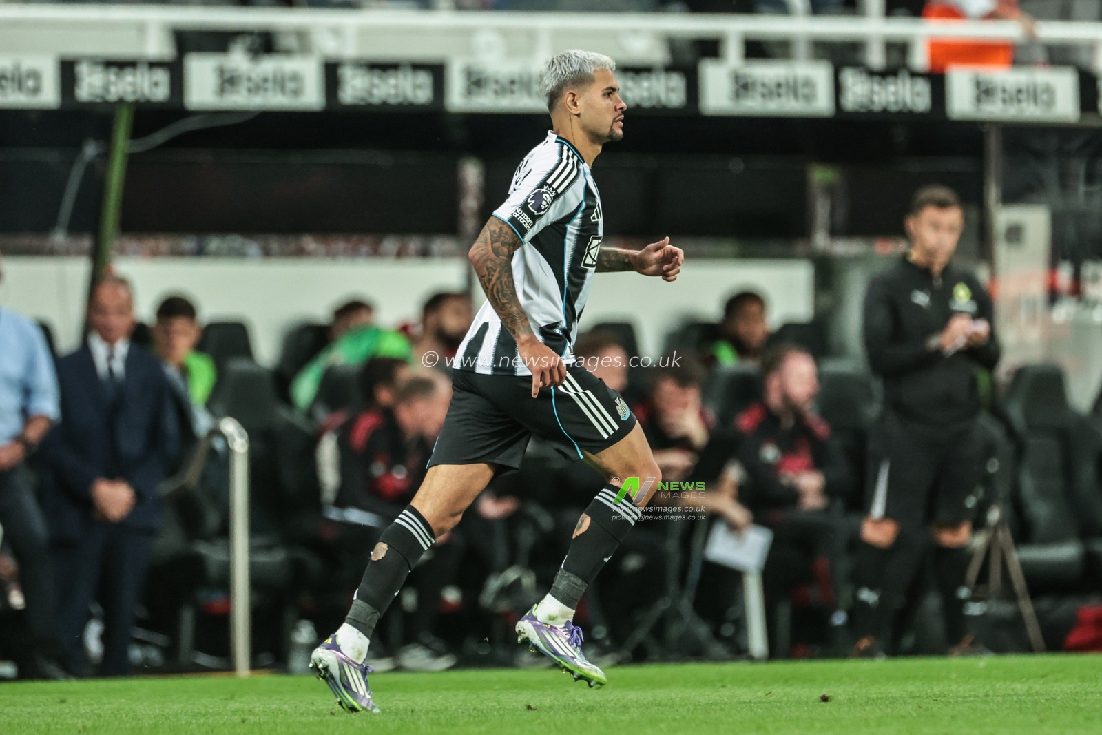 Bruno Guimarães of Newcastle United celebrates his goal to make it 1-2 during the Premier League match Newcastle United vs Liverpool at St. James's Park, Newcastle, United Kingdom, 25th August 2025

(Photo by Mark Cosgrove/News Images)