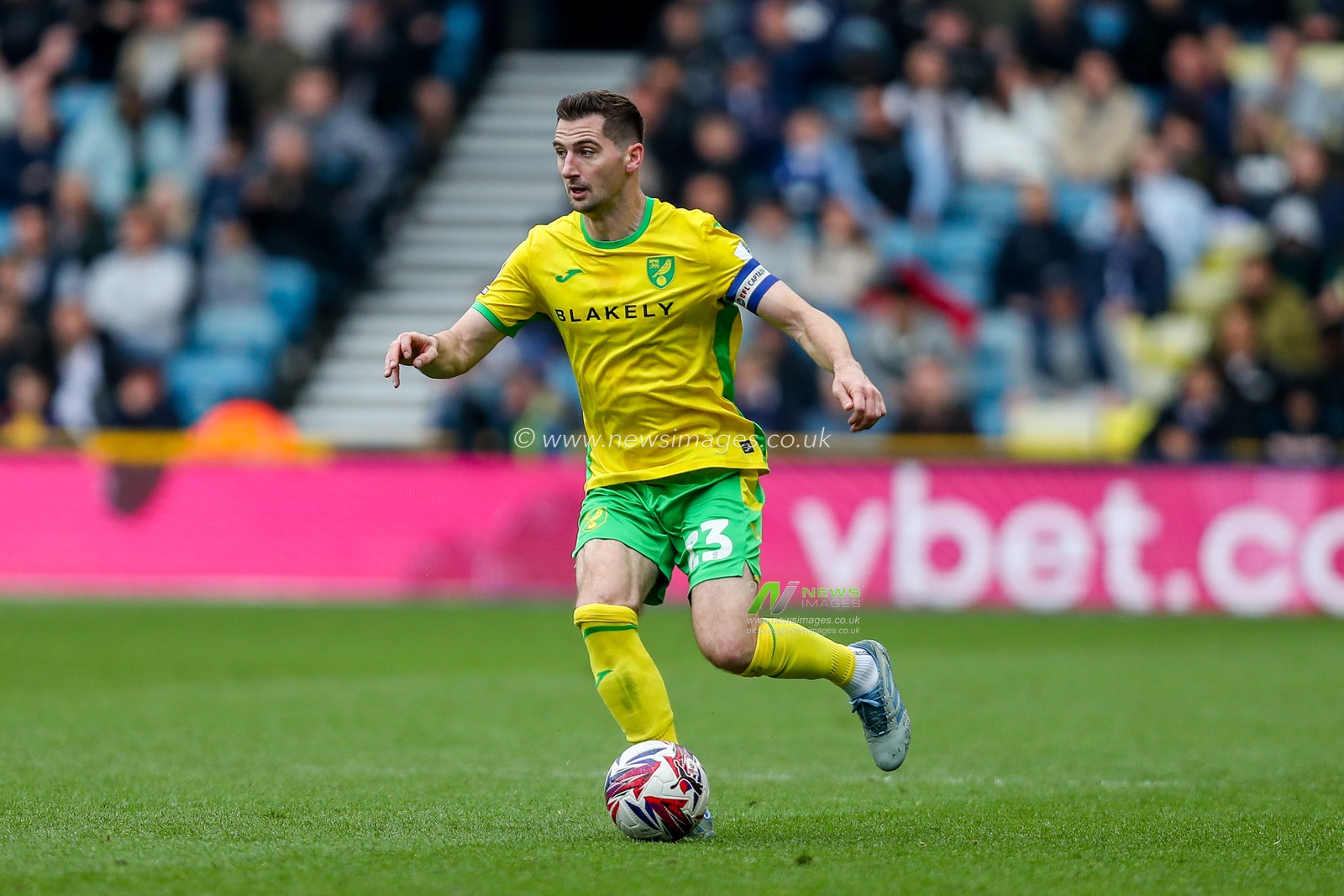 Kenny McLean of Norwich City runs with the ball during the Sky Bet Championship match Millwall vs Norwich City at The Den, London, United Kingdom, 21st April 2025

(Photo by Izzy Poles/News Images)
