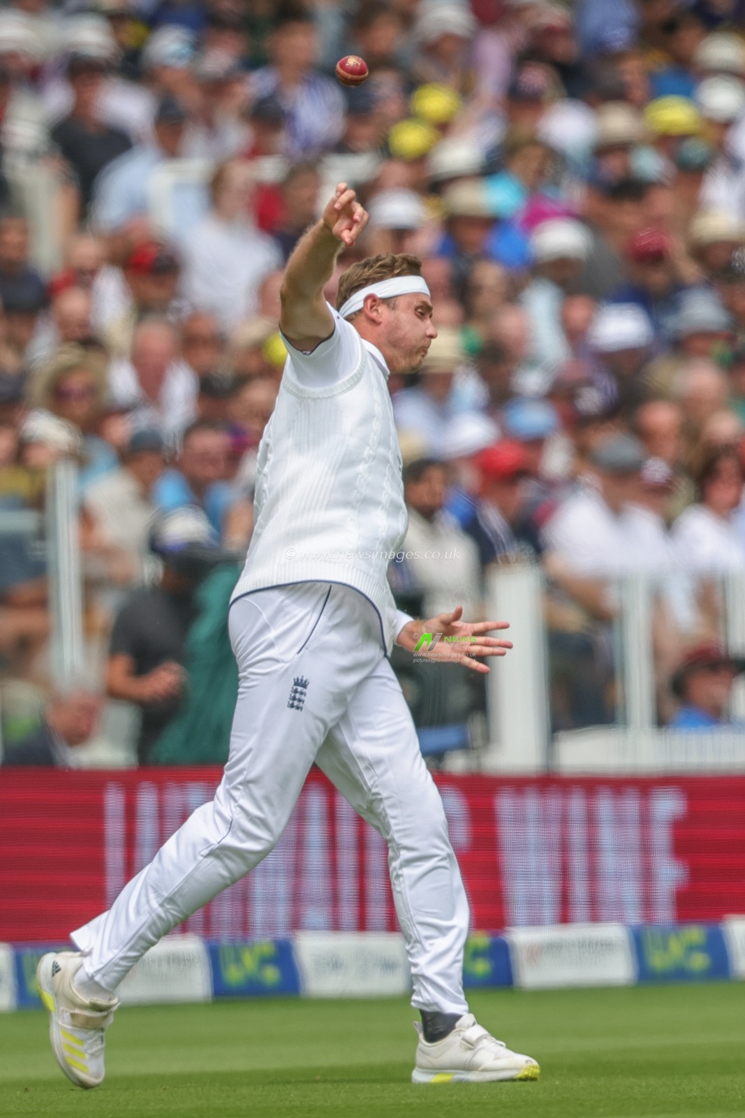 Stuart Broad of England stops a boundary and throws the ball back to the stumps during the LV= Insurance Ashes Test Series Second Test Day 1 England v Australia at Lords, London, United Kingdom, 28th June 2023

(Photo by Mark Cosgrove/News Images)