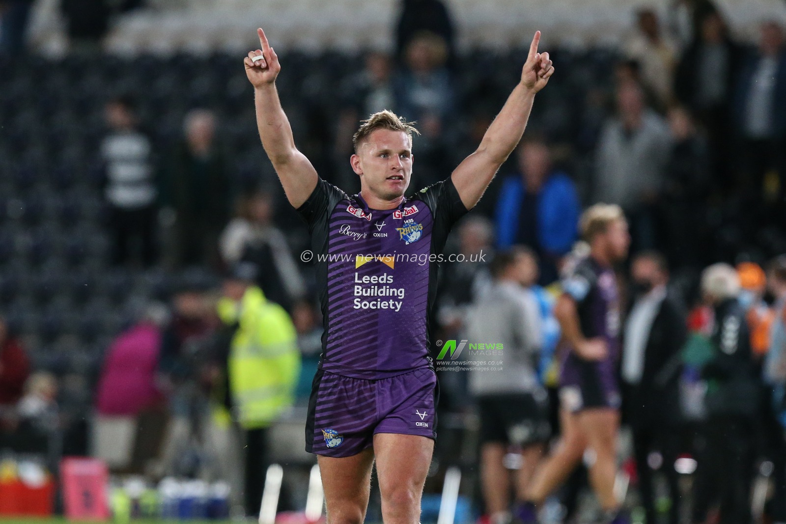 Brad Dwyer (14) of Leeds Rhinos acknowledges the Leeds fans