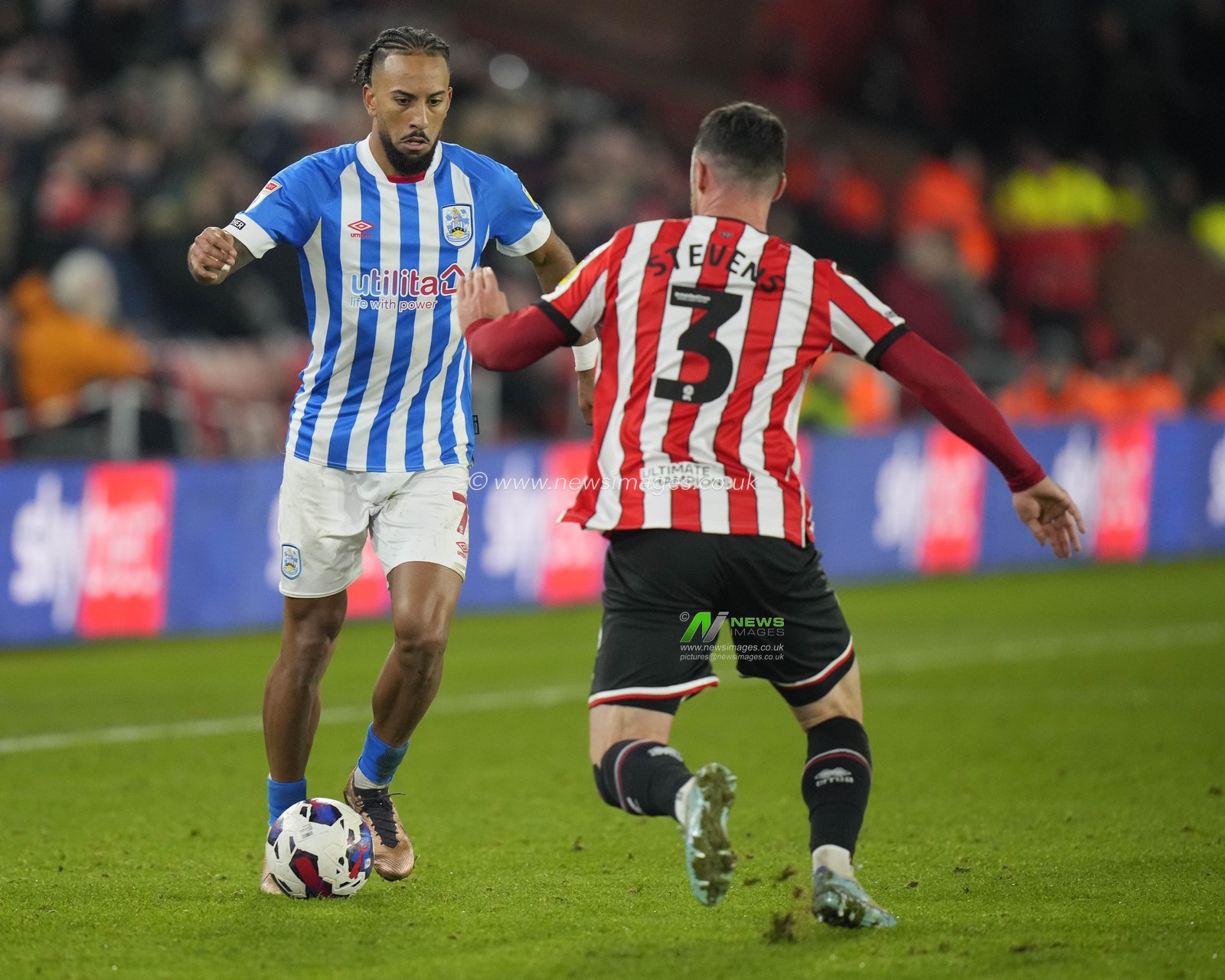 Sorba Thomas #7 of Huddersfield Town runs at Enda Stevens #3 of Sheffield United during the Sky Bet Championship match Sheffield United vs Huddersfield Town at Bramall Lane, Sheffield, United Kingdom, 10th December 2022

(Photo by Steve Flynn/News Images)