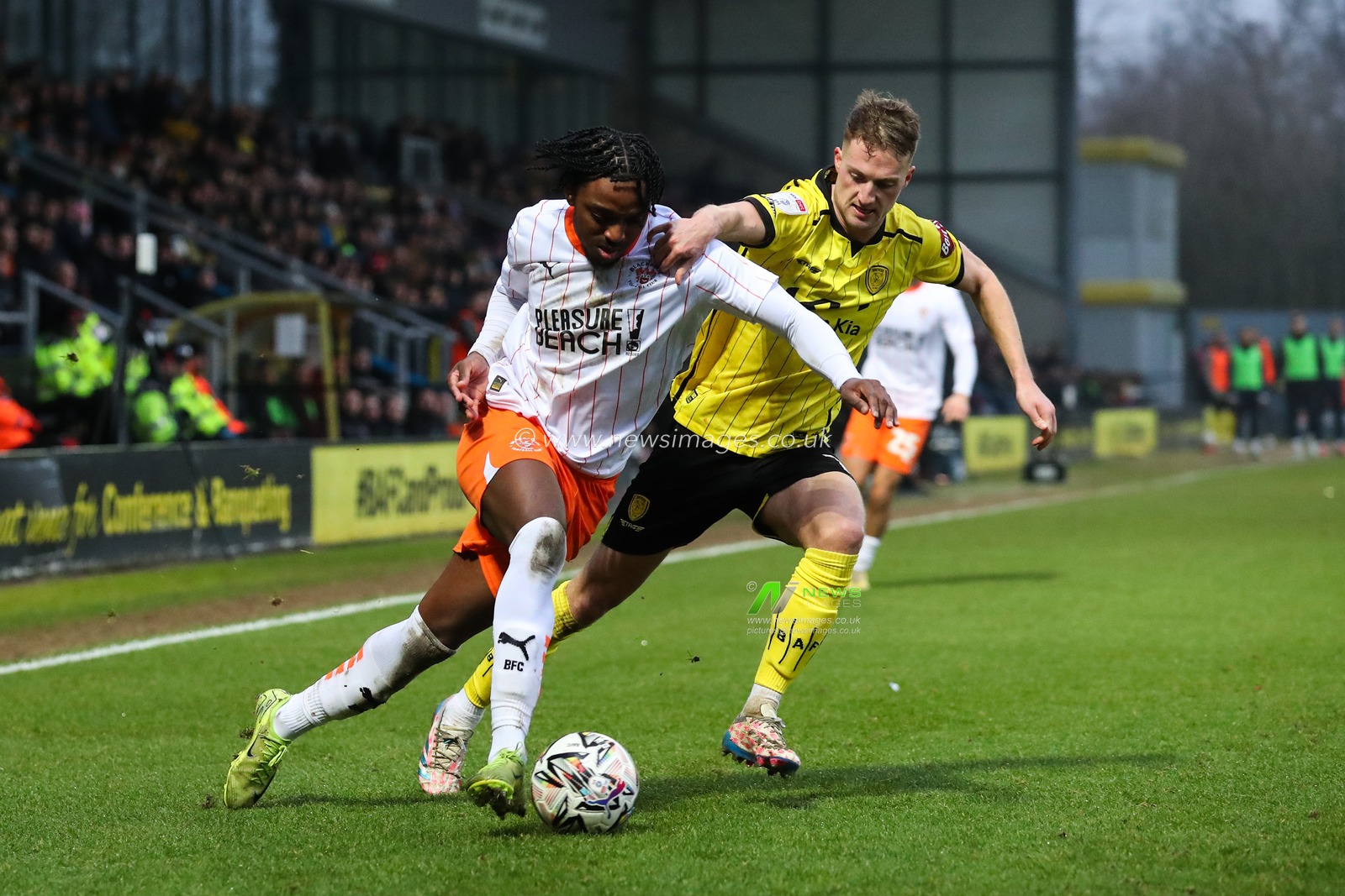 Niall Ennis of Blackpool goes forward with the ball during the Sky Bet League 1 match Burton Albion vs Blackpool at Pirelli Stadium, Burton upon Trent, United Kingdom, 8th February 2025

(Photo by Gareth Evans/News Images)