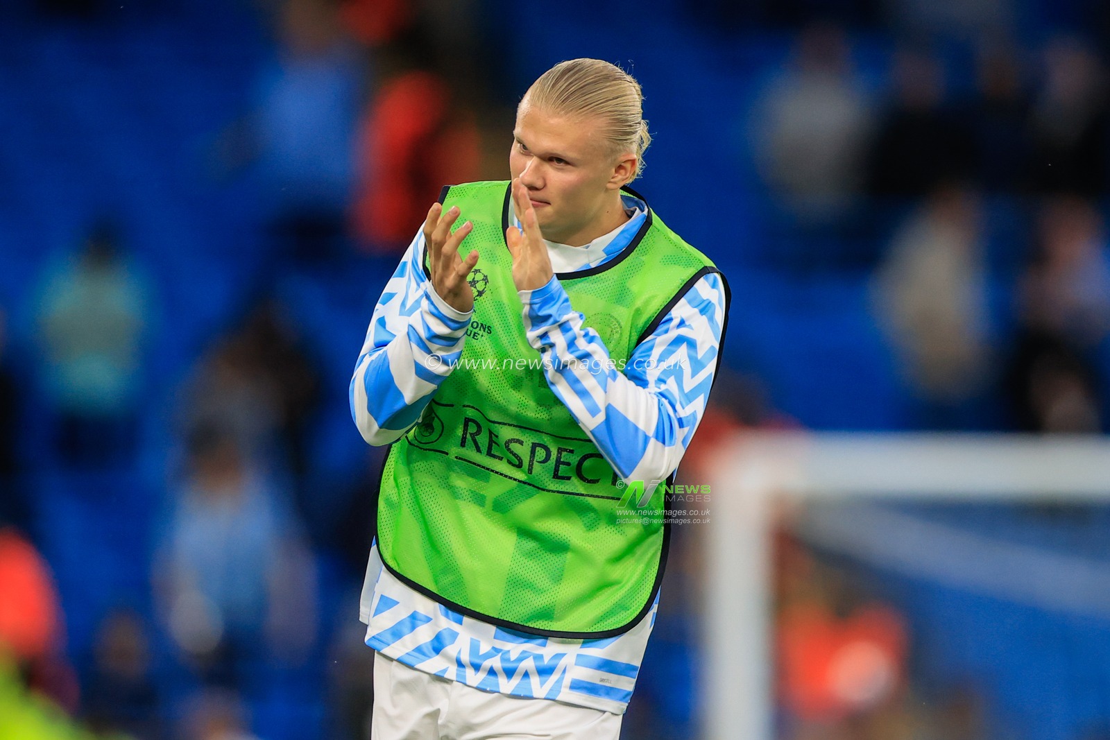 Erling Haaland #9 of Manchester City applauds the fans during the pre-game warmup during the UEFA Champions League match Manchester City vs Borussia Dortmund at Etihad Stadium, Manchester, United Kingdom, 14th September 2022

(Photo by Conor Molloy/News Images)