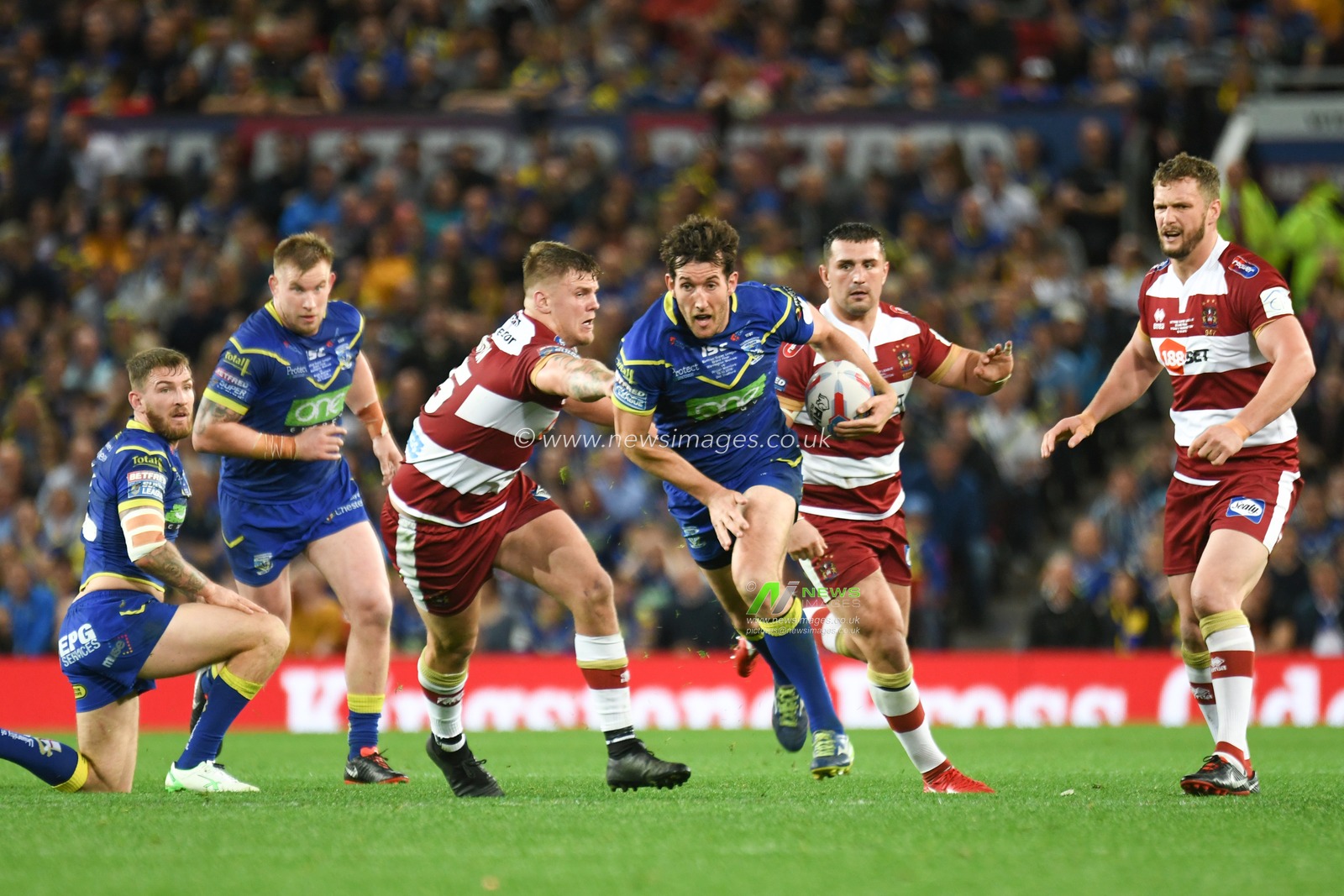 13th October 2018 , Old Trafford,  Manchester, England;  Betfred Super League Grand Final, Wigan Warriors v Warrington Wolves; Stefan Ratchford of Warrington Wolves makes a break


Credit: Richard Long/News Images