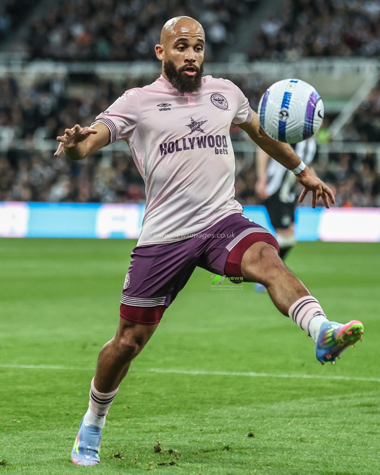 Bryan Mbeumo of Brentford in action during the Premier League match Newcastle United vs Brentford at St. James's Park, Newcastle, United Kingdom, 2nd April 2025

(Photo by Alfie Cosgrove/News Images)