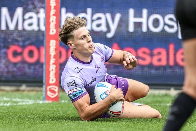 Arron Lindop of Warrington Wolves goes over for a try during the Betfred Super League Round 11 match Wakefield Trinity vs Warrington Wolves at DIY Kitchens Stadium, Wakefield, United Kingdom, 18th May 2025

(Photo by Alfie Cosgrove/News Images)