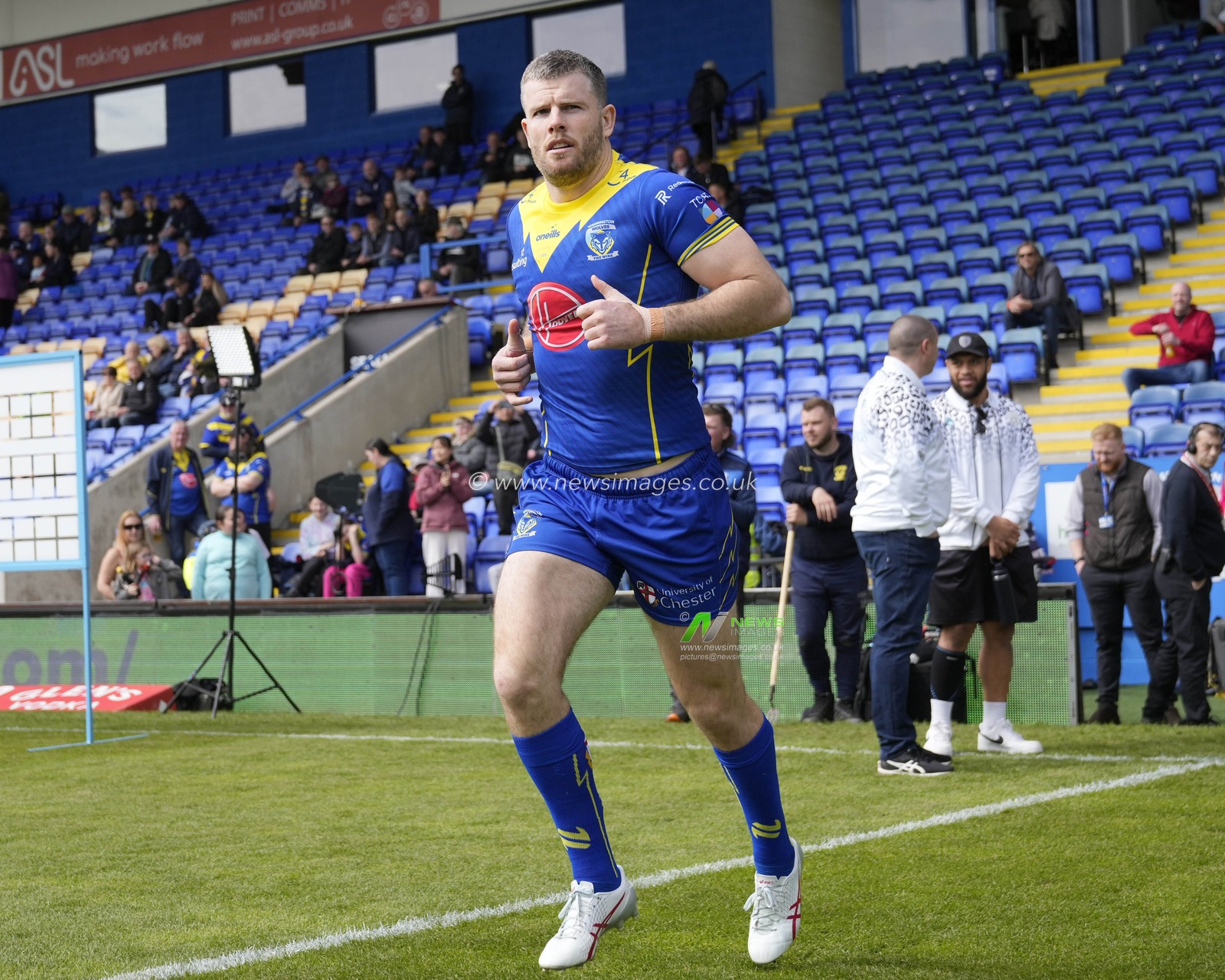 Lachlan Fitzgibbon of Warrington Wolves runs out for the warm up before the Betfred Super League Round 8 match Warrington Wolves vs Leigh Leopards at Halliwell Jones Stadium, Warrington, United Kingdom, 20th April 2024

(Photo by Steve Flynn/News Images)