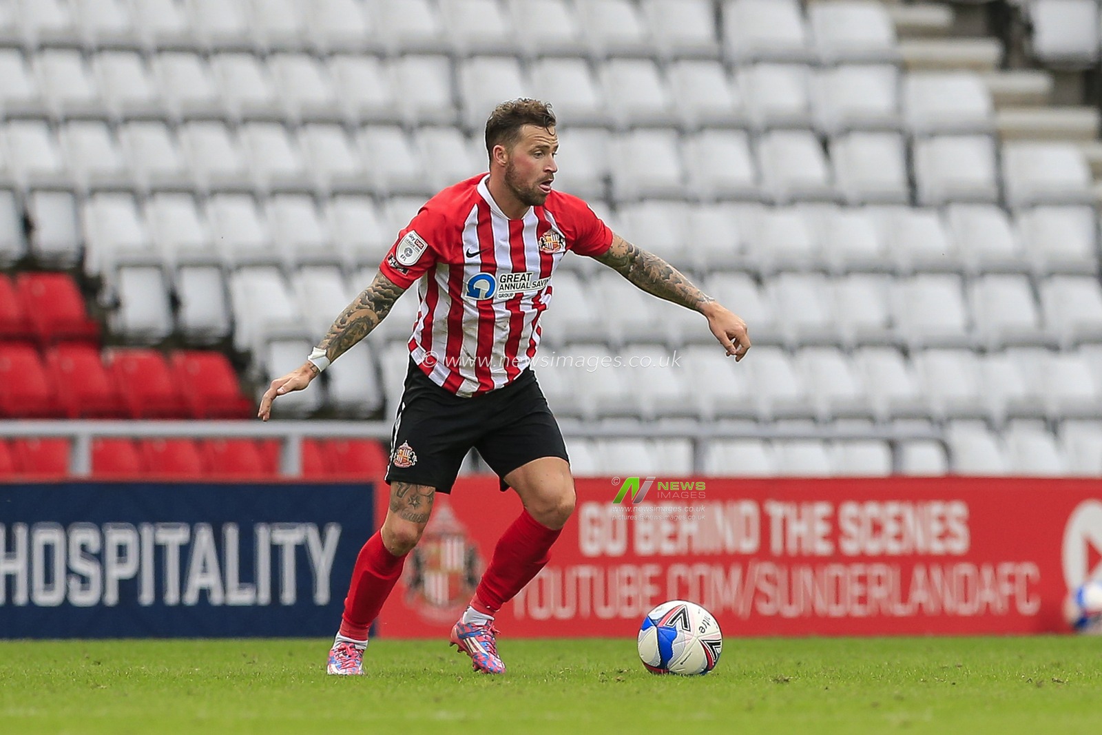 Chris Maguire (7) of Sunderland in possession of the ball