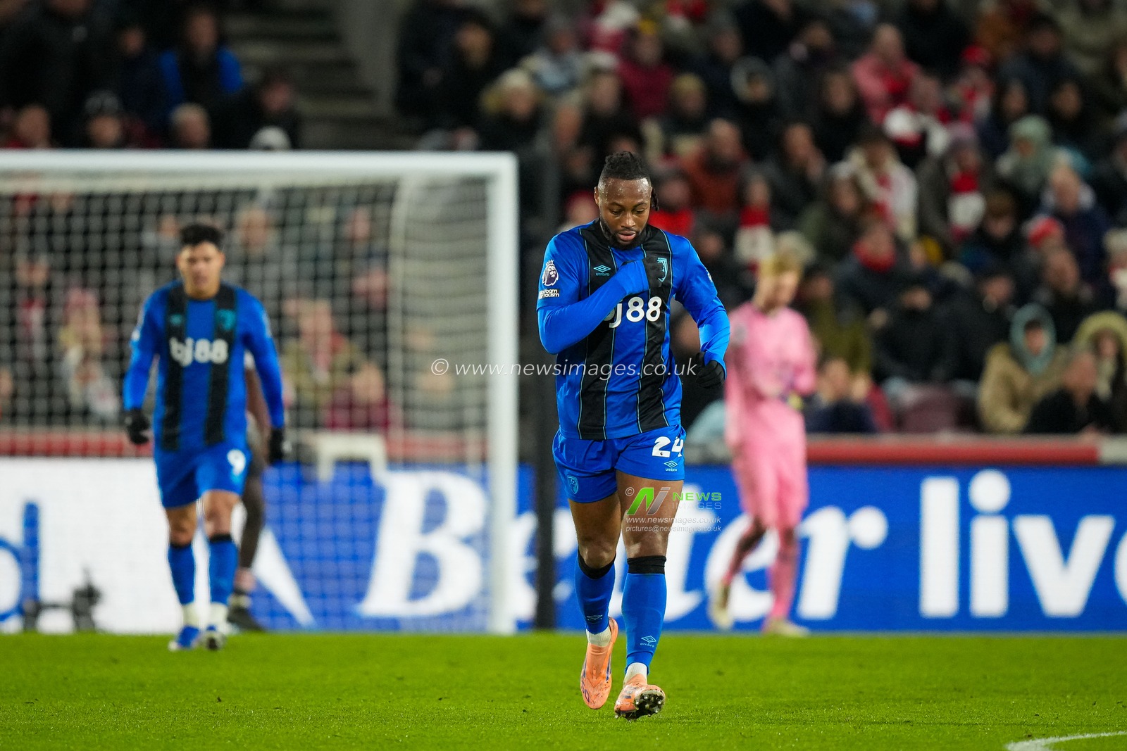 Antoine Semenyo of Bournemouth celebrates his goal to make it 3-1 during the Premier League match Brentford vs Bournemouth at The Gtech Community Stadium, London, United Kingdom, 27th December 2025

(Photo by Maynard Manyowa/News Images)

*** GER AUT SUI OUT ***