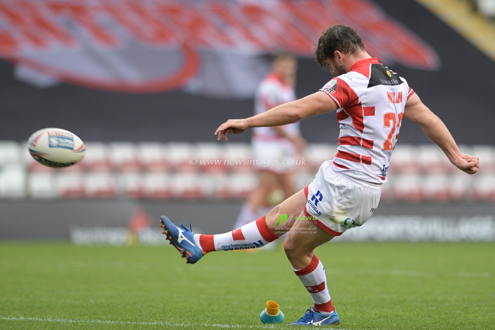 Craig Mullen (22) of Leigh Centurions kicks a penalty to make it 16-16