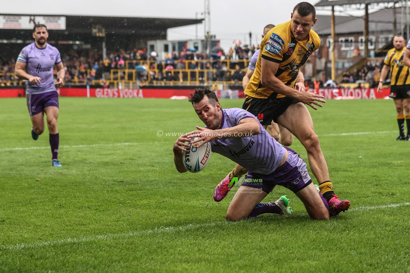 Stefan Ratchford of Warrington Wolves goes over for a try during the Betfred Super League round 19 match Castleford Tigers vs Warrington Wolves at The Mend-A-Hose Jungle, Castleford, United Kingdom, 20th July 2025

(Photo by Alfie Cosgrove/News Images)