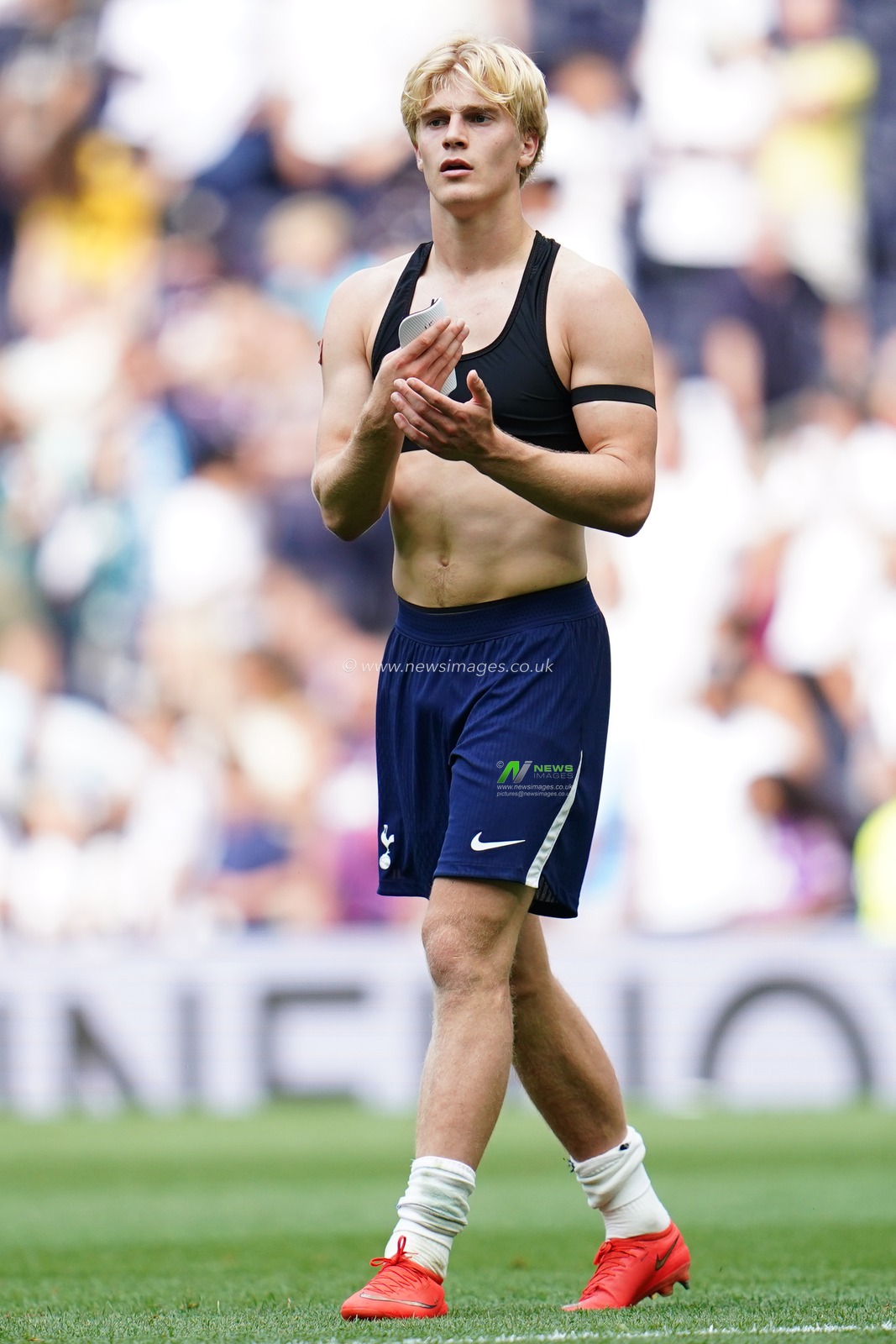 Lucas Bergvall of Tottenham Hotspur at full time during the pre-season friendly match Tottenham Hotspur vs Hoffenheim at Tottenham Hotspur Stadium, London, United Kingdom on 15 August 2026

(Photo by Harvey Murphy/News Images)