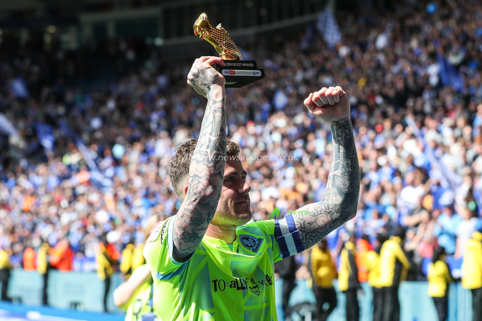 Sammie Szmodics of Blackburn Rovers shows off his golden boot after the Sky Bet Championship match Leicester City vs Blackburn Rovers at King Power Stadium, Leicester, United Kingdom, 4th May 2024

(Photo by Gareth Evans/News Images)