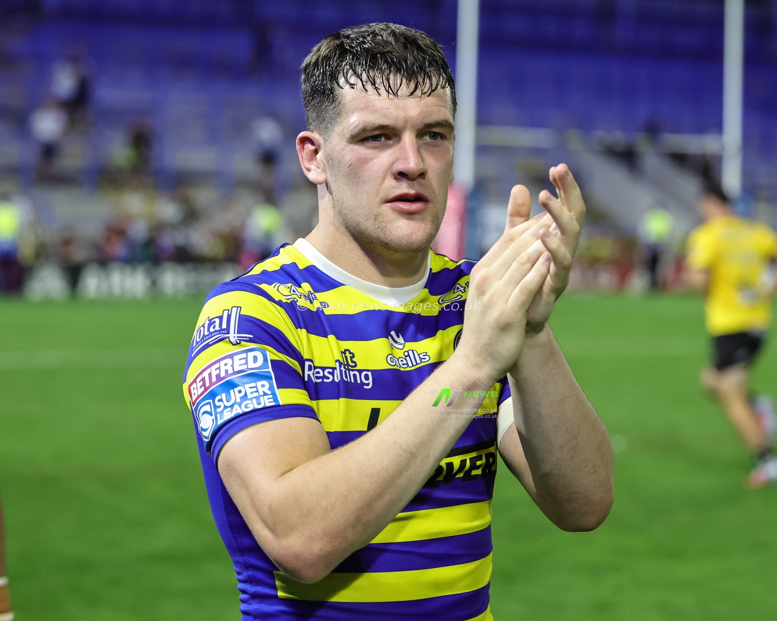 Josh Thewlis of Warrington Wolves applauds the fans during the Betfred Super League round 23 match Warrington Wolves vs York Knights at The Halliwell Jones Stadium, Warrington, United Kingdom on 13 August 2026

(Photo by Mark Cosgrove/News Images)