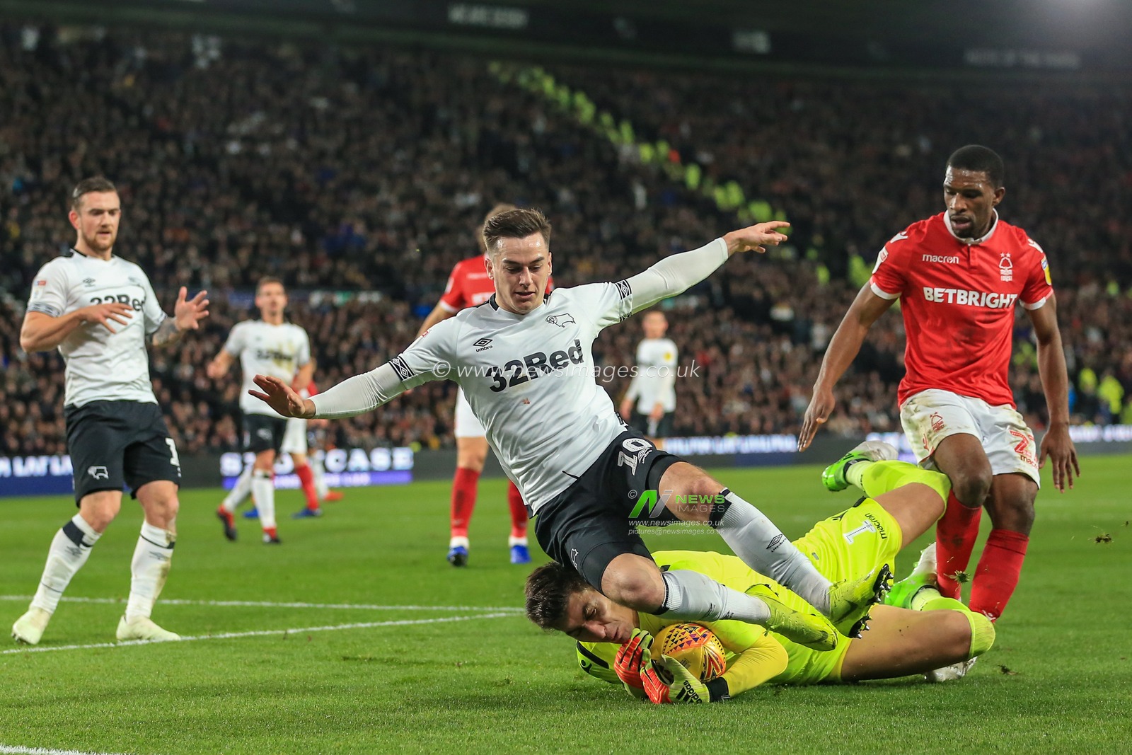 17th December 2018, Pride Park, Derby, England; Sky Bet Championship, Derby County vs Nottingham Forest ; Costel Pantilimon (01) of Nottingham Forest  brings down Tom Lawrence (10) of Derby County in the area but referee Keith Stroud gives no foul 

Credit: Mark Cosgrove/News Images 

English Football League images are subject to DataCo Licence