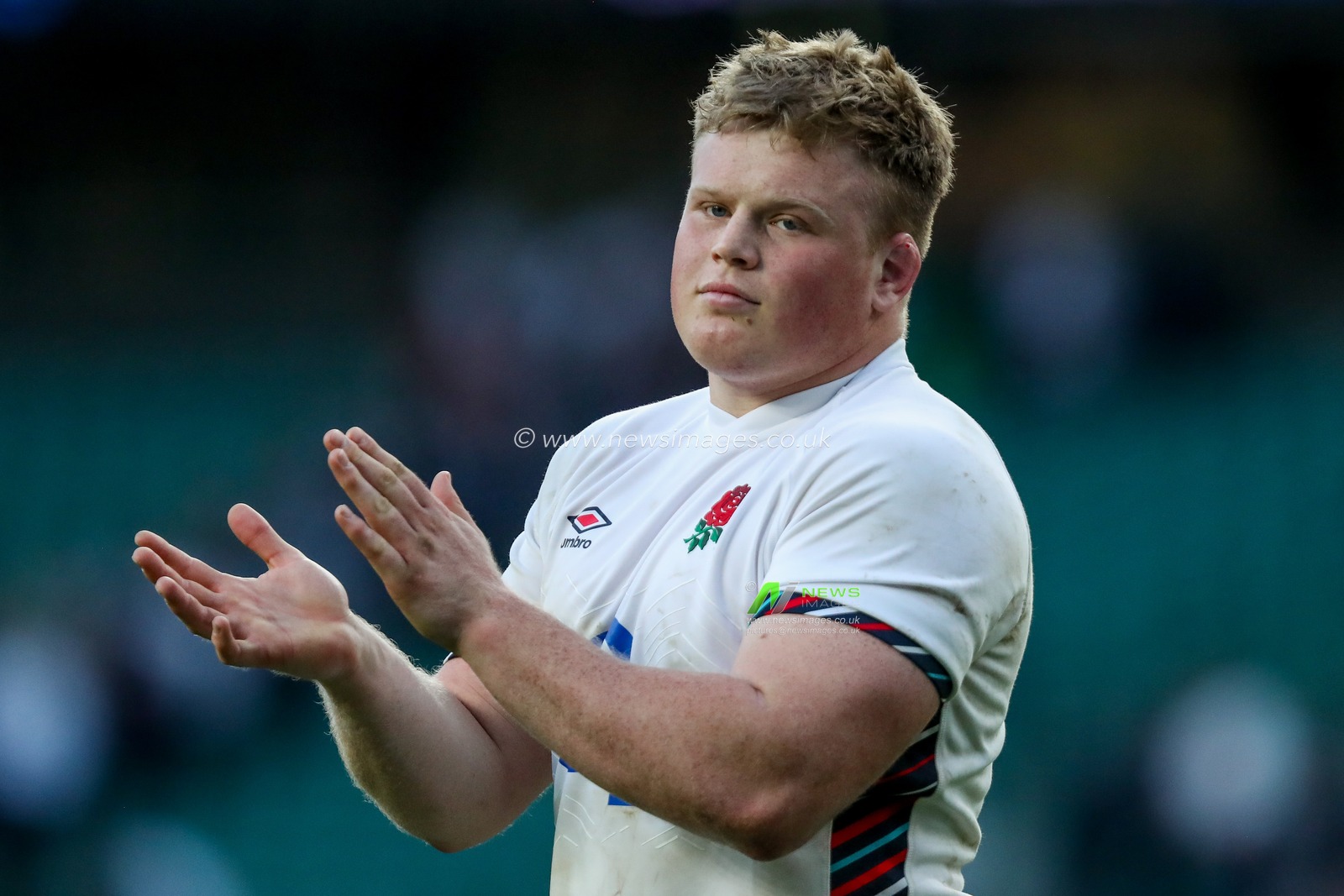 Fin Baxter of England acknowledges the fans after the teams victory following the 2025 Guinness 6 Nations match England vs Italy at Allianz Stadium, Twickenham, United Kingdom, 9th March 2025

(Photo by Izzy Poles/News Images)