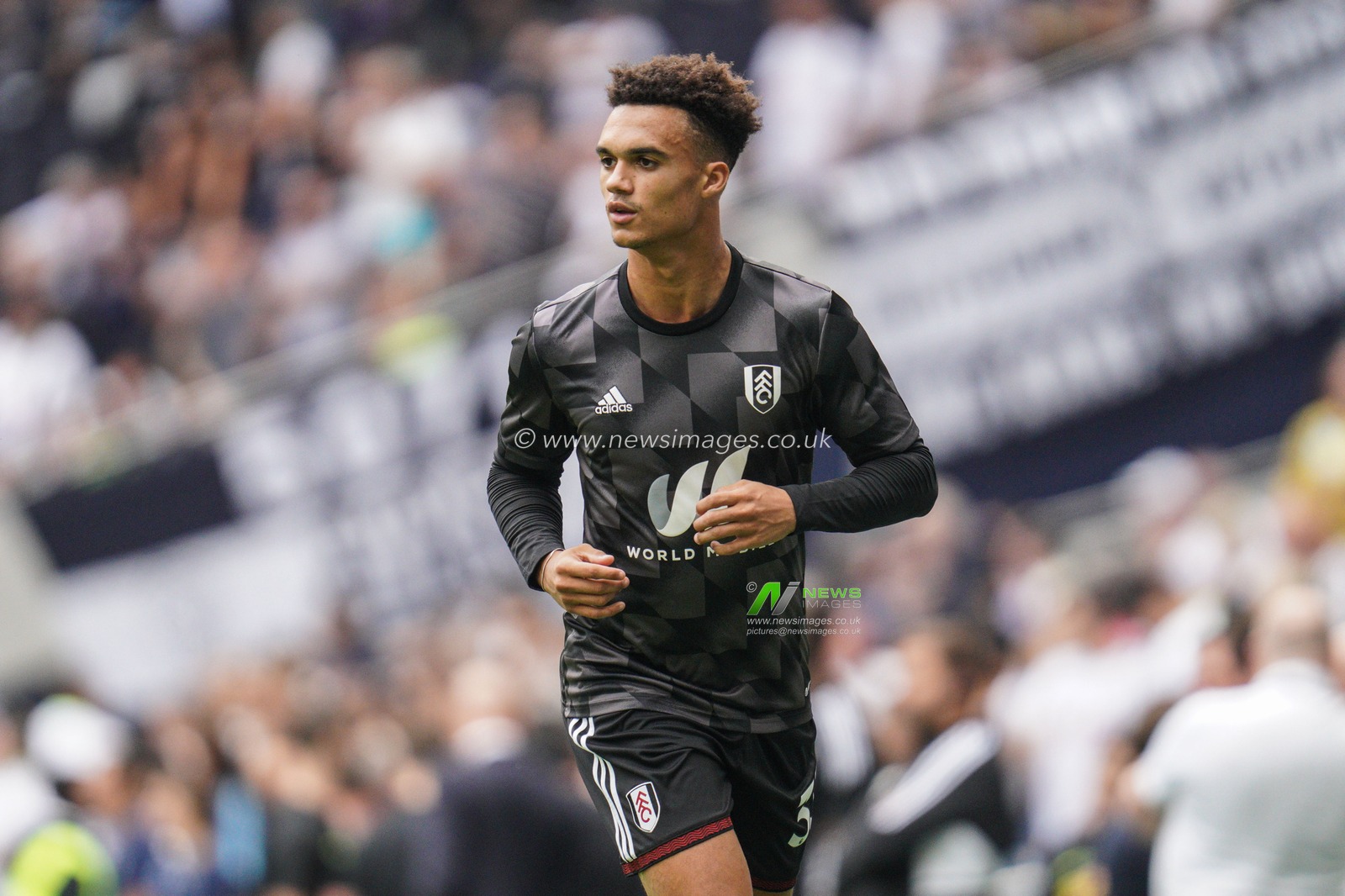 Antonee Robinson #33 of Fulham during the pre-game warmup before the Premier League match Tottenham Hotspur vs Fulham at Tottenham Hotspur Stadium, London, United Kingdom, 3rd September 2022

(Photo by Richard Washbrooke/News Images)