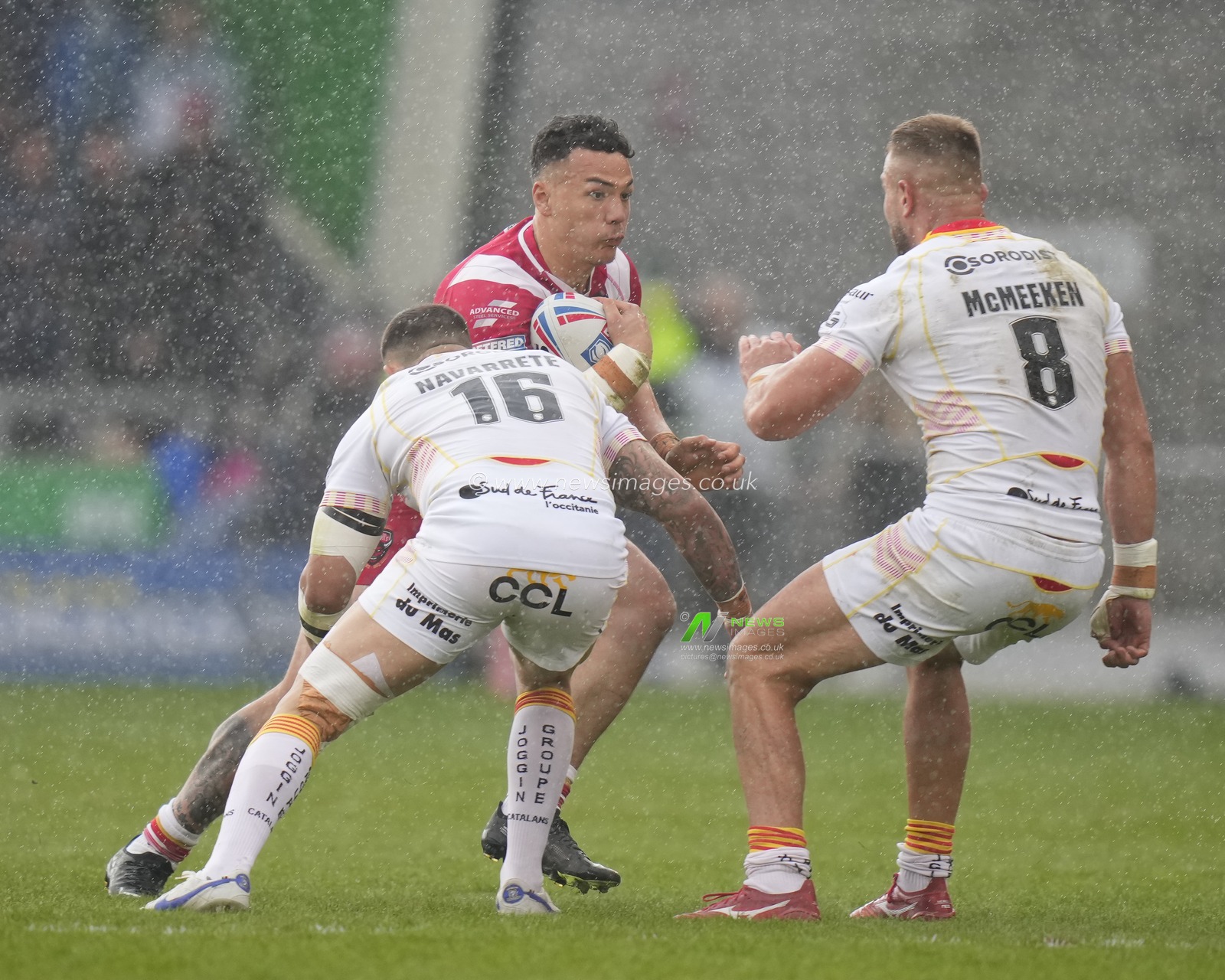 Tyler Dupree #16 of Salford Red Devils runs at Mike McMeeken #8 of Catalans Dragons during the Betfred Super League Round 10 match Salford Red Devils vs Catalans Dragons at AJ Bell Stadium, Eccles, United Kingdom, 23rd April 2023

(Photo by Steve Flynn/News Images)