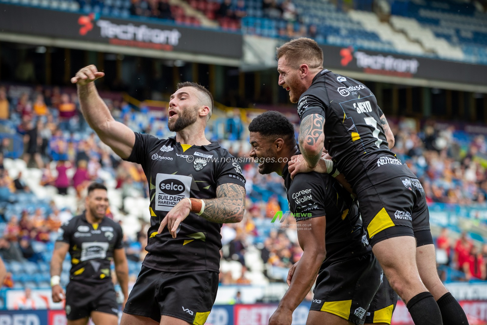 Andy Ackers #9 of Salford Red Devils celebrates his try and makes the score 0-26 in the second half of the Betfred Super League match Huddersfield Giants vs Salford Red Devils at John Smith's Stadium, Huddersfield, United Kingdom, 10th September 2022

(Photo by James Heaton/News Images)