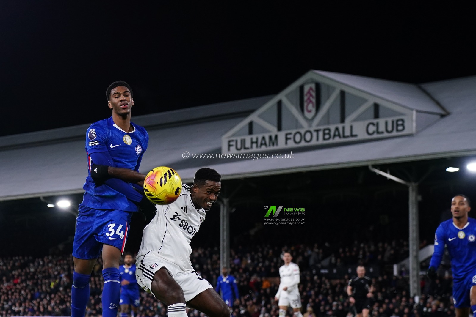 Josh-Kofi Acheampong of Chelsea and Ryan Sessegnon of Fulham during the Premier League match Fulham vs Chelsea at Craven Cottage, London, United Kingdom, 7th January 2026

(Photo by Harvey Murphy/News Images)

*** GER AUT SUI OUT ***