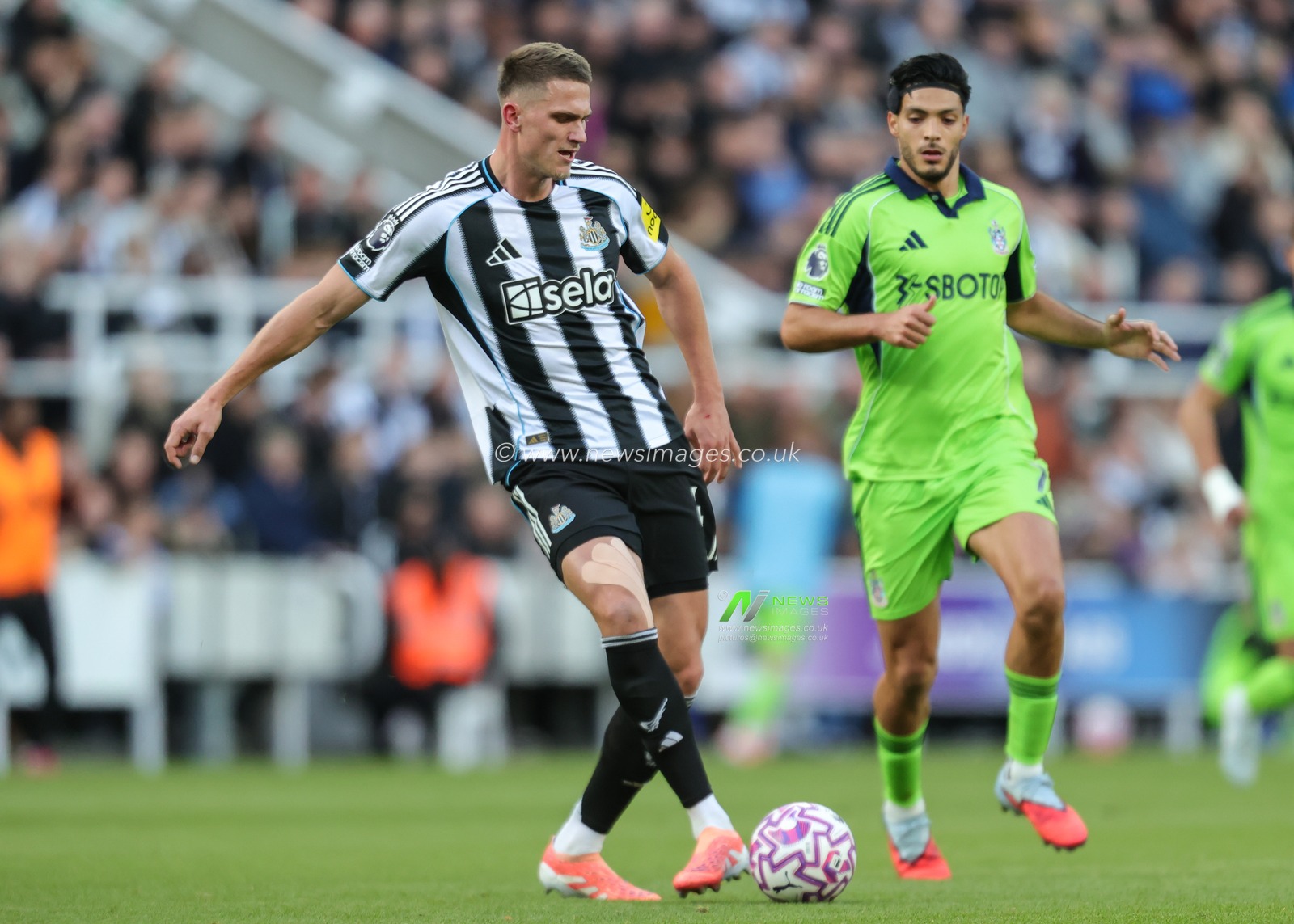 ,Sven Botman passes the ball during the Premier League match Newcastle United vs Fulham at St. James's Park, Newcastle, United Kingdom, 25th October 2025

(Photo by Richard Bierton/News Images)