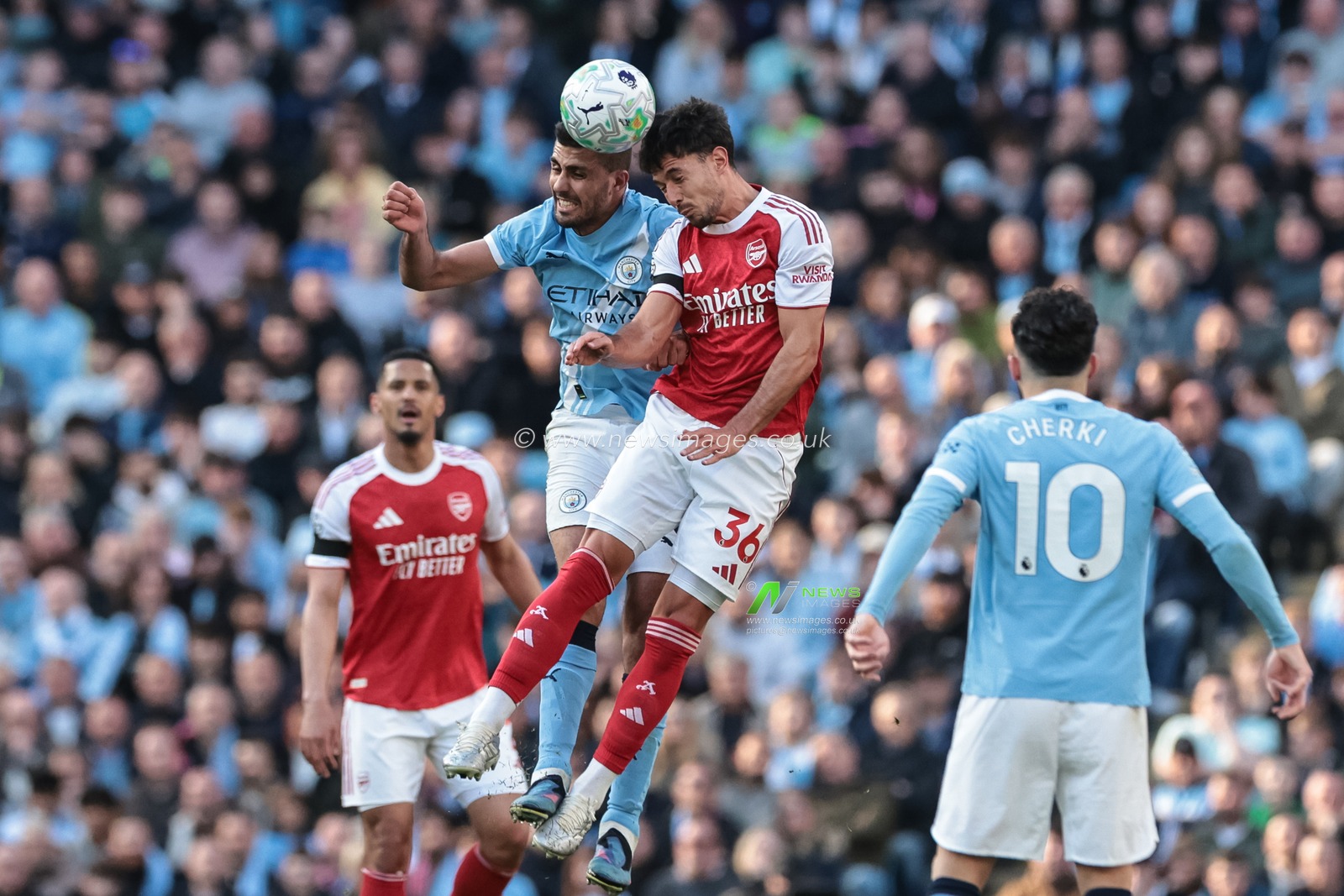 Rodrigo of Manchester City and Martin Zubimendi of Arsenal battle for the ball during the Premier League match Manchester City vs Arsenal at Etihad Stadium, Manchester, United Kingdom on 19 April 2026

(Photo by Mark Cosgrove/News Images)